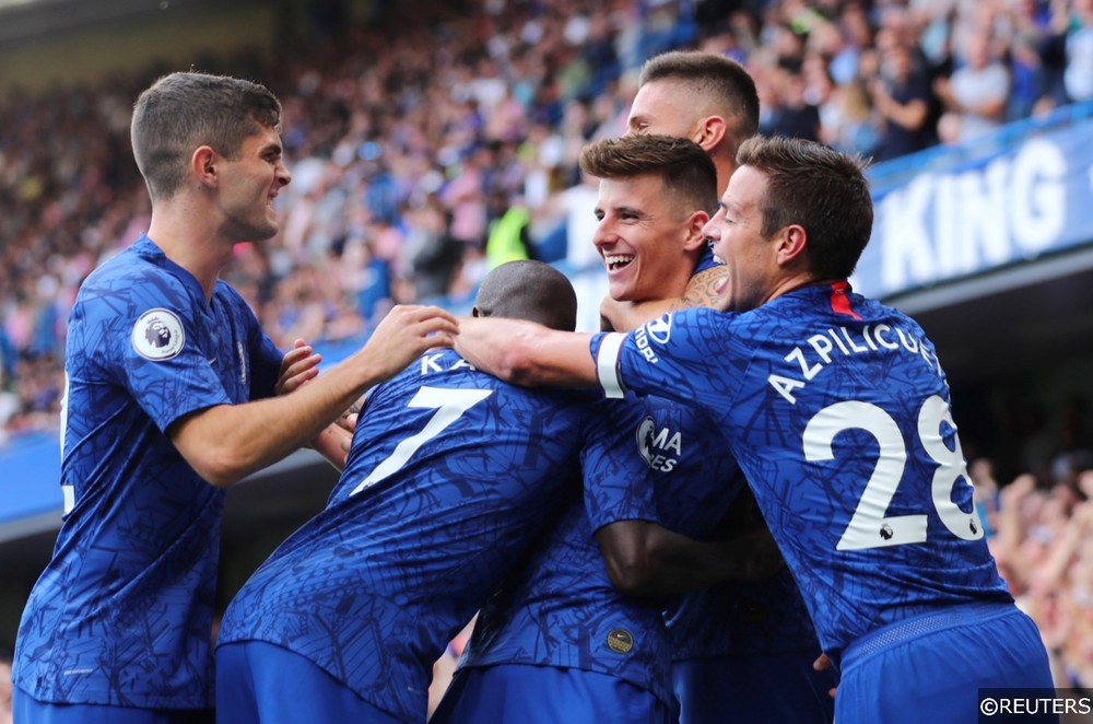 Chelsea players celebrate scoring vs Leicester