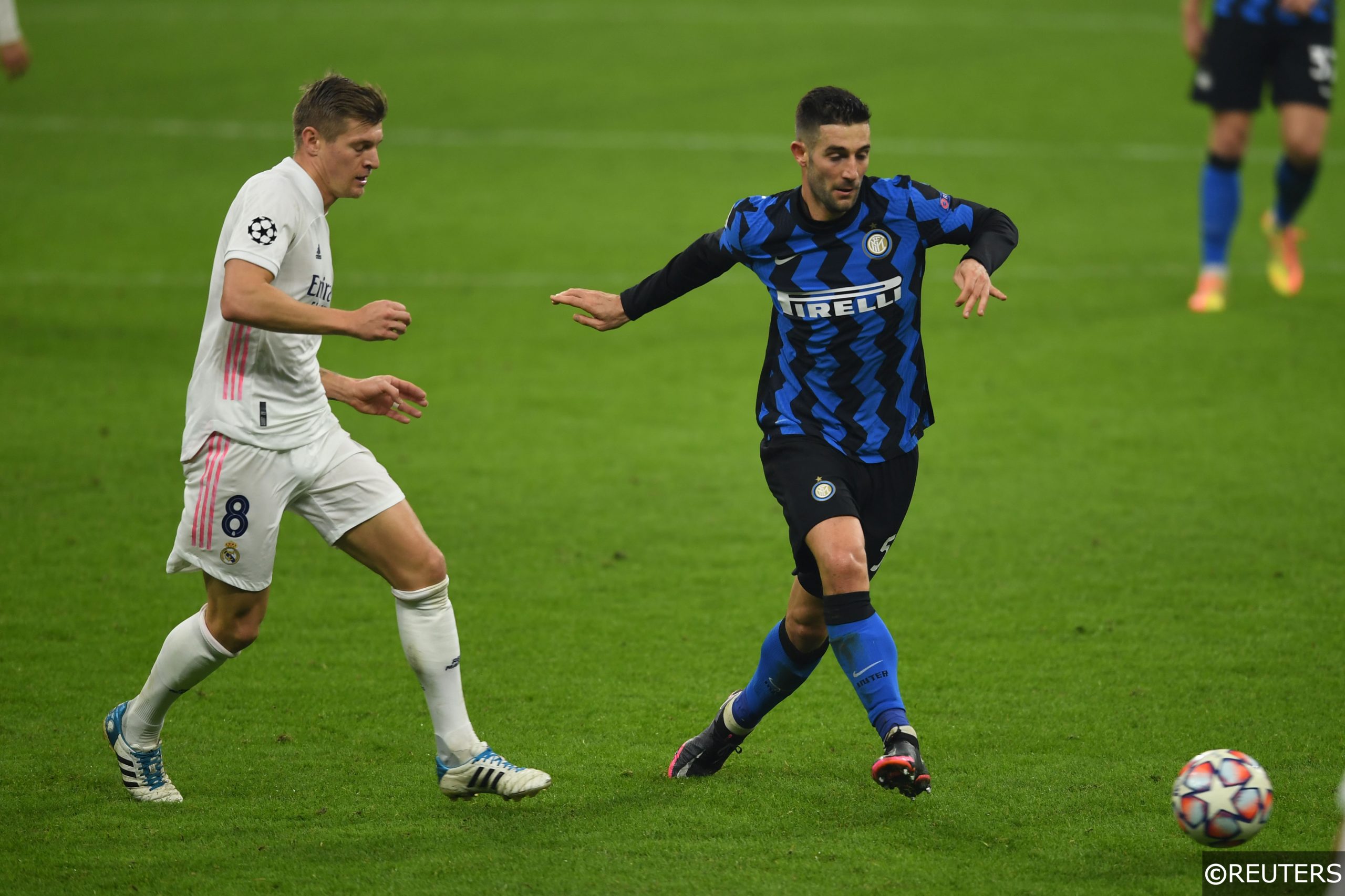 Roberto Gagliardini (Inter)Toni Kroos (Real Madrid) during the Uefa Champions League match between Inter 0-2 Real Madrid